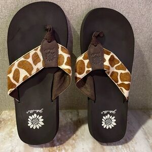 Yellow Box Women’s Giraffe Print Flip flops Size 8